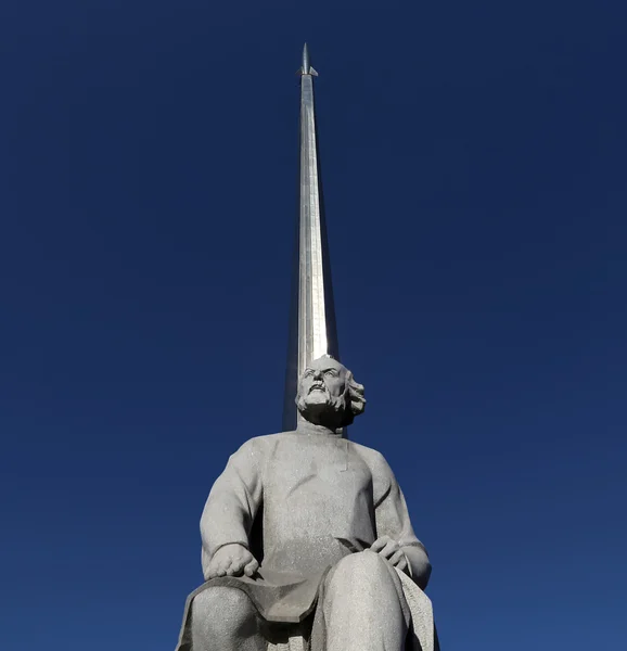 Monumento a los Conquistadores del Espacio y estatua de Konstantin Tsiolkovsky, precursor de la astronáutica, en Moscú, Rusia —  Fotos de Stock