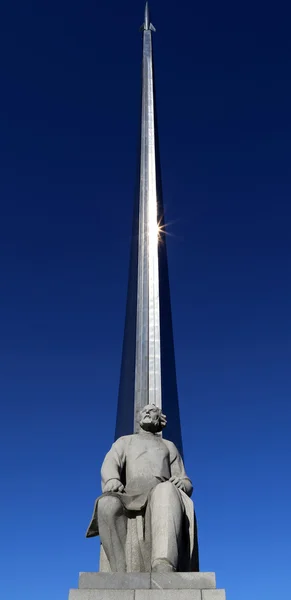 Monumento aos Conquistadores do Espaço e estátua de Konstantin Tsiolkovsky, o precursor da astronáutica, em Moscou, Rússia — Fotografia de Stock