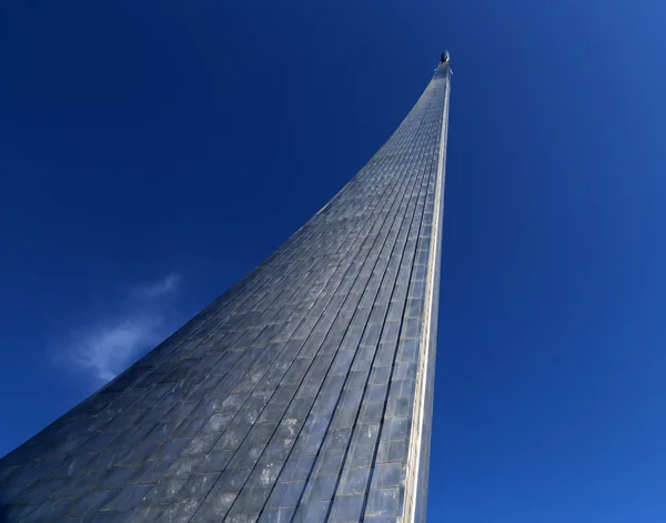 Monumento a los Conquistadores del Espacio en el parque al aire libre del Museo de Cosmonáutica, Moscú, Rusia — Foto de Stock