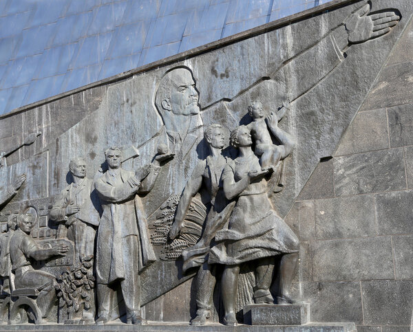 Деталь из титанового обелиска, представляющего советскую мечту об успехах, с участием ученых и инженеров, упорно трудящихся. Памятник космическому полету "Совджет", рядом с выставочным центром ВДНК, Москва, Россия
