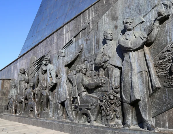 Dettaglio dell'obelisco in titanio che rappresenta il sogno di successo sovietico, con scienziati e ingegneri al lavoro. Monumento al volo spaziale Sovjet, vicino al centro espositivo VDNK, Mosca, Russia — Foto Stock