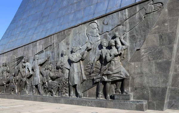 Detalle del obelisco de titanio que representa el sueño de los éxitos soviéticos, con científicos e ingenieros trabajando duro. Monumento al vuelo espacial Sovjet, cerca del centro de exposiciones VDNK, Moscú, Rusia — Foto de Stock