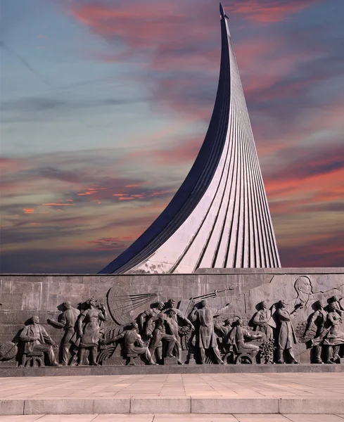 Monumento a los Conquistadores del Espacio en el parque al aire libre del Museo de Cosmonáutica, Moscú, Rusia — Foto de Stock