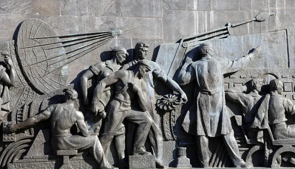 Detalle del obelisco de titanio que representa el sueño de los éxitos soviéticos, con científicos e ingenieros trabajando duro. Monumento al vuelo espacial Sovjet, cerca del centro de exposiciones VDNK, Moscú, Rusia —  Fotos de Stock