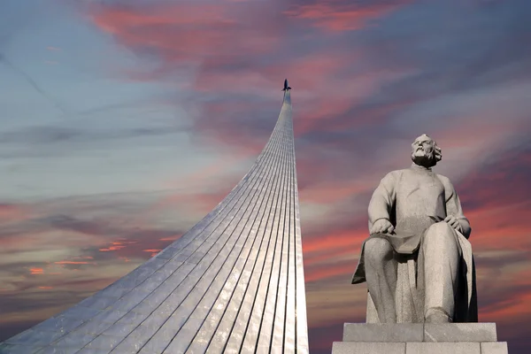 Veroveraars van ruimte monument in de buitenlucht park van ruimtevaarttechnologie museum, Moskou, Rusland Stockfoto