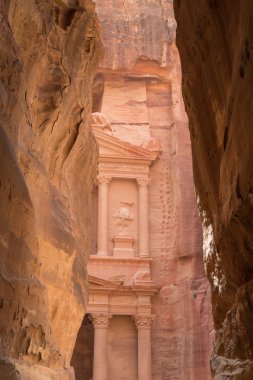 Al khazneh ya da hazine, petra, Ürdün--jordan gibi jordan'ın en çok ziyaret edilen turistik sembolü oldu. Petra, 1985 yılından bu yana UNESCO tarafından dünya mirası oldu