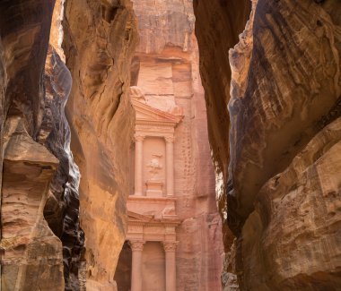 Al khazneh ya da hazine, petra, Ürdün--jordan gibi jordan'ın en çok ziyaret edilen turistik sembolü oldu. Petra, 1985 yılından bu yana UNESCO tarafından dünya mirası oldu