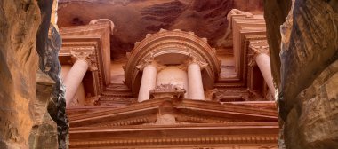 Al khazneh ya da hazine, petra, Ürdün--jordan gibi jordan'ın en çok ziyaret edilen turistik sembolü oldu. Petra, 1985 yılından bu yana UNESCO tarafından dünya mirası oldu
