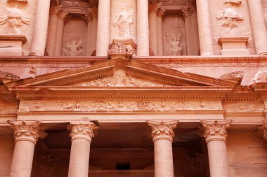 Al khazneh ya da hazine, petra, Ürdün--jordan gibi jordan'ın en çok ziyaret edilen turistik sembolü oldu. Petra, 1985 yılından bu yana UNESCO tarafından dünya mirası oldu