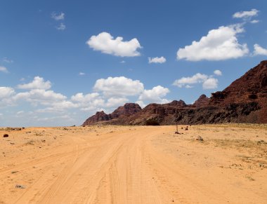 Wadi rum çöl de ay Vadisi'nin güney Ürdün kumtaşı ve granit kaya 60 km doğusunda Akabe kesilmiş bir vadi olduğunu.