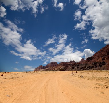 Wadi rum çöl de ay Vadisi'nin güney Ürdün kumtaşı ve granit kaya 60 km doğusunda Akabe kesilmiş bir vadi olduğunu.