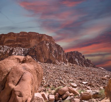wadi rum çöl dağlar da ay Vadisi'nin güney Ürdün kumtaşı ve granit kaya 60 km doğusunda Akabe kesilmiş bir vadi olduğunu.