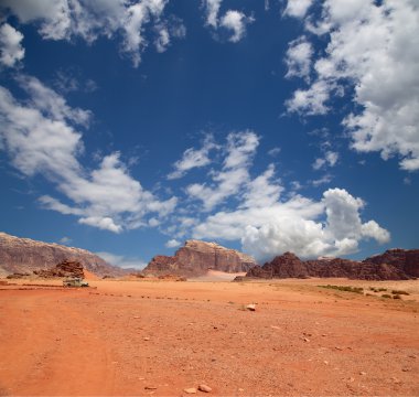 Wadi rum çöl de ay Vadisi'nin güney Ürdün kumtaşı ve granit kaya 60 km doğusunda Akabe kesilmiş bir vadi olduğunu.