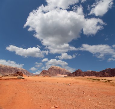 Wadi rum çöl de ay Vadisi'nin güney Ürdün kumtaşı ve granit kaya 60 km doğusunda Akabe kesilmiş bir vadi olduğunu.
