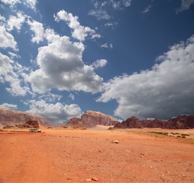 Wadi rum çöl de ay Vadisi'nin güney Ürdün kumtaşı ve granit kaya 60 km doğusunda Akabe kesilmiş bir vadi olduğunu.