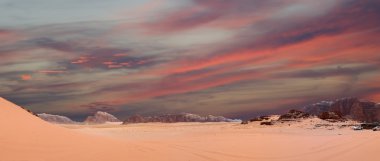 Wadi rum çöl (panoramik) olarak da bilinen ay Vadisi'nin güney Ürdün kumtaşı ve granit kaya 60 km doğusunda Akabe kesilmiş bir vadi olduğunu.