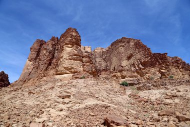 wadi rum çöl dağlar da ay Vadisi'nin güney Ürdün kumtaşı ve granit kaya 60 km doğusunda Akabe kesilmiş bir vadi olduğunu.