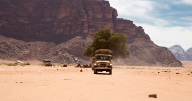 Wadi rum çöl de ay Vadisi'nin güney Ürdün kumtaşı ve granit kaya 60 km doğusunda Akabe kesilmiş bir vadi olduğunu.