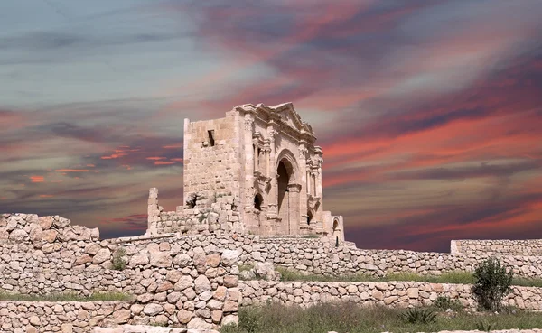 Hadrianus triumfbåge i jerash, Jordanien--byggdes för att hedra besöket av Kejsar Hadrianus i jerash i 129 ad — Stockfoto