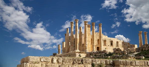 Temple of Zeus, Jordanian city of Jerash  (Gerasa of Antiquity), capital and largest city of Jerash Governorate, Jordan — Stock Photo, Image