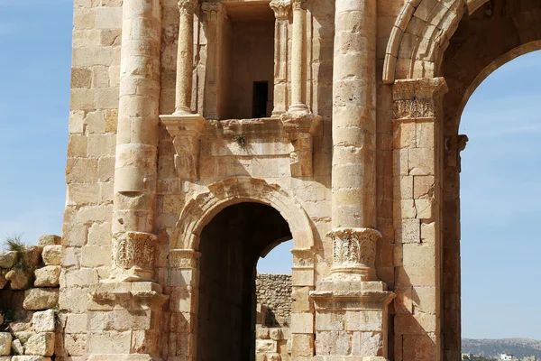 Boog van Hadrianus in jerash, jordan--werd gebouwd ter ere van het bezoek van keizer Hadrianus aan jerash in 129 ad — Stockfoto