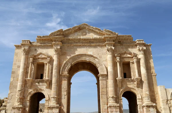 Arch of Hadrian in Jerash, Jordan-- was built to honor the visit of emperor Hadrian to Jerash in 129 AD — Stock Photo, Image