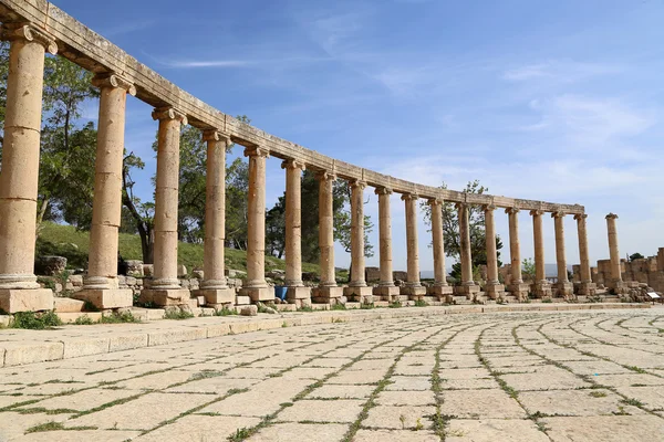 Forum (Oval Plaza) em Jerash, Jordânia. Forum é uma praça assimétrica no início da Colonnaded Street, que foi construída no século I dC — Fotografia de Stock