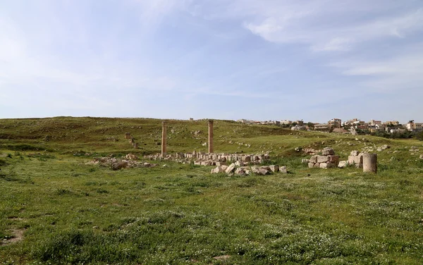 Roman ruins in the Jordanian city of Jerash (Gerasa of Antiquity), capital and largest city of Jerash Governorate, Jordan — Stock Photo, Image