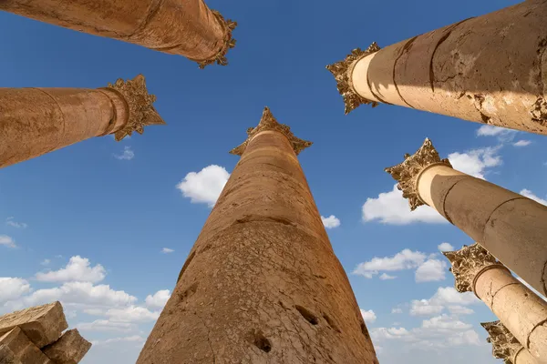 Roman Columns in in the Jordanian city of Jerash (Gerasa of Antiquity), capital and largest city of Jerash Governorate, Jordan — Stock Photo, Image