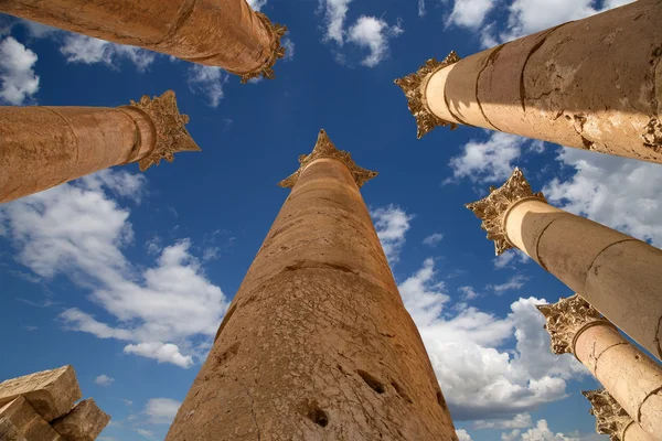 Ρωμαϊκή στήλες σε στην πόλη Ιορδανίας jerash (ΓΕΡΑΣΑ της αρχαιότητας), πρωτεύουσα και μεγαλύτερη πόλη της jerash Κυβερνείο, Ιορδανία — Φωτογραφία Αρχείου