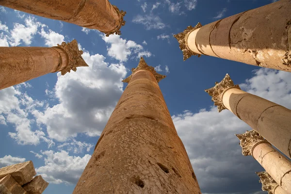 Roman Columns in in the Jordanian city of Jerash (Gerasa of Antiquity), capital and largest city of Jerash Governorate, Jordan — Stock Photo, Image