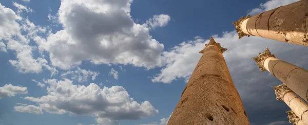 Римськими колонами у з Йорданський міста jerash (gerasa давнини), столиця і найбільше місто jerash губернія, Йорданія — стокове фото