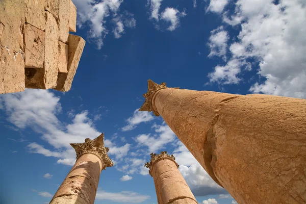 Římské sloupce v jordánské městě Džeraše (gerasa antiky), hlavní a největší město jerash governorate, Jordánsko — Stock fotografie