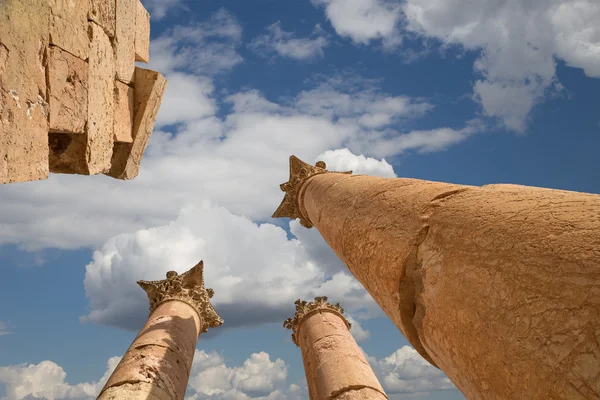 Rzymskie kolumny w w Jordanii miasta jerash (Gerazie starożytności), stolica i największe miasto guberni jerash, jordan — Zdjęcie stockowe