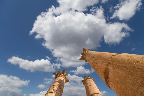 Romeinse kolommen in in de Jordaanse stad jerash (gerasa uit de oudheid), de hoofdstad en grootste stad van het gouvernement jerash, jordan — Stockfoto