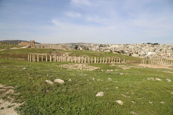 Romerska ruinerna i den jordanska staden jerash (gerasa av antiken), huvudstad och största stad guvernement jerash, Jordanien — Stockfoto