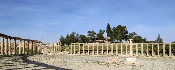 Forum (ovale plaza) in jerash, jordan. Forum ist ein asymmetrischer Platz am Anfang der Kolonnadenstraße, die im ersten Jahrhundert erbaut wurde. ad — Stockfoto