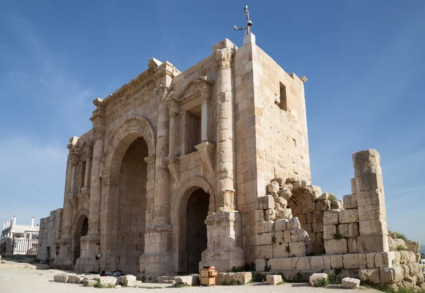 Bogen von Hadrian in jerash, Jordanien -- wurde zu Ehren des Besuchs von Kaiser Hadrian in jerash im Jahr 129 ad — Stockfoto