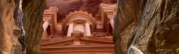 Al khazneh of de Schatkist in petra, Jordanië--het is een symbool van Jordanië, evenals jordan's meest bezochte toeristische attractie. Petra is een unesco world heritage site sinds 1985 — Stockfoto