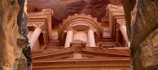 Al Khazneh ou o Tesouro em Petra, Jordânia é um símbolo da Jordânia, bem como a atração turística mais visitada da Jordânia. Petra é Património Mundial da UNESCO desde 1985 — Fotografia de Stock