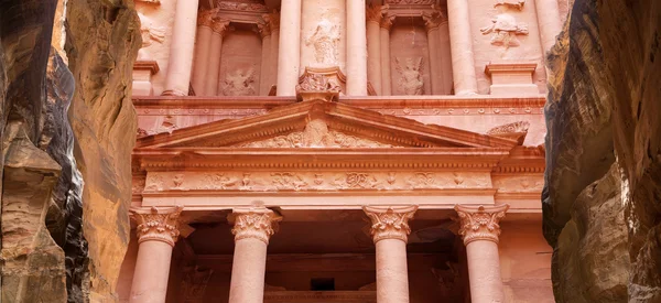 Al Khazneh o El Tesoro de Petra, Jordania es un símbolo de Jordania, así como la atracción turística más visitada de Jordania. Petra ha sido Patrimonio de la Humanidad por la UNESCO desde 1985 — Foto de Stock