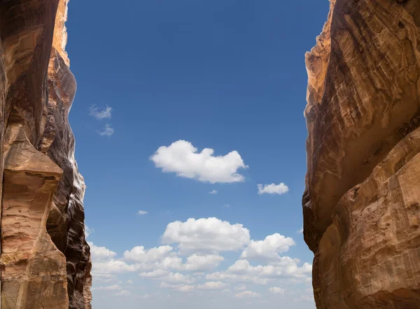 1.2km långa banan (siq) till den staden petra, Jordanien--det är en symbol för Jordanien, samt Jordaniens mest besökta turistattraktion. Petra har varit ett världsarv sedan 1985 — Stockfoto