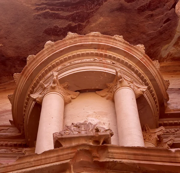 Al Khazneh o El Tesoro de Petra, Jordania es un símbolo de Jordania, así como la atracción turística más visitada de Jordania. Petra ha sido Patrimonio de la Humanidad por la UNESCO desde 1985 — Foto de Stock