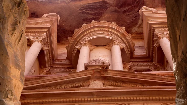 Al Khazneh o El Tesoro de Petra, Jordania es un símbolo de Jordania, así como la atracción turística más visitada de Jordania. Petra ha sido Patrimonio de la Humanidad por la UNESCO desde 1985 — Foto de Stock