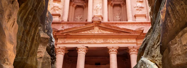 Al Khazneh or The Treasury at Petra, Jordan-- it is a symbol of Jordan, as well as Jordan's most-visited tourist attraction. Petra has been a UNESCO World Heritage Site since 1985 — Stock Photo, Image