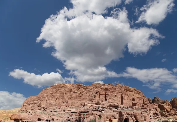 Petra, Jordania (panoraamanäkymät) -- se on Jordanian symboli sekä Jordanian suosituin matkailukohde. Petra on ollut Unescon maailmanperintökohde vuodesta 1985 — kuvapankkivalokuva