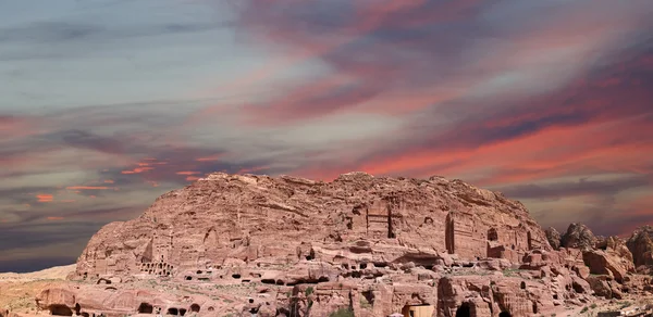 Петра, Иордания (панорамный вид) - это символ Иордании, а также самая посещаемая туристическая достопримечательность Иордании. Петра является объектом Всемирного наследия ЮНЕСКО с 1985 года — стоковое фото