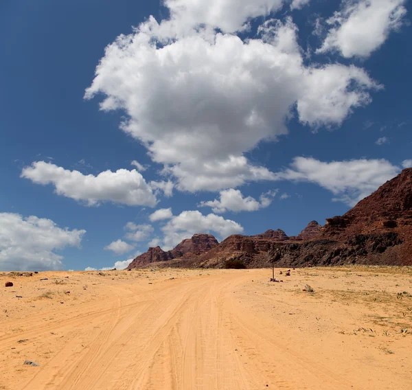 Wadi rum woestijn ook bekend als de vallei van de maan is een vallei in de zandsteen en graniet rots in zuidelijke Jordanië 60 km ten oosten van aqaba gesneden — Stockfoto