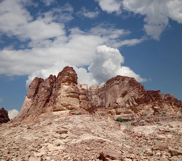 Mountains of Wadi Rum Desert also known as The Valley of the Moon is a valley cut into the sandstone and granite rock in southern Jordan 60 km to the east of Aqaba — Stock Photo, Image