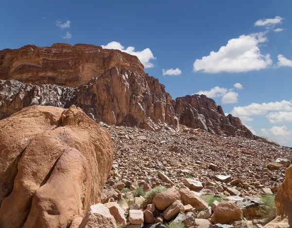 Montañas del desierto de ron Wadi también conocido como el Valle de la Luna es un valle cortado en la piedra arenisca y roca de granito en el sur de Jordania 60 km al este de Aqaba —  Fotos de Stock